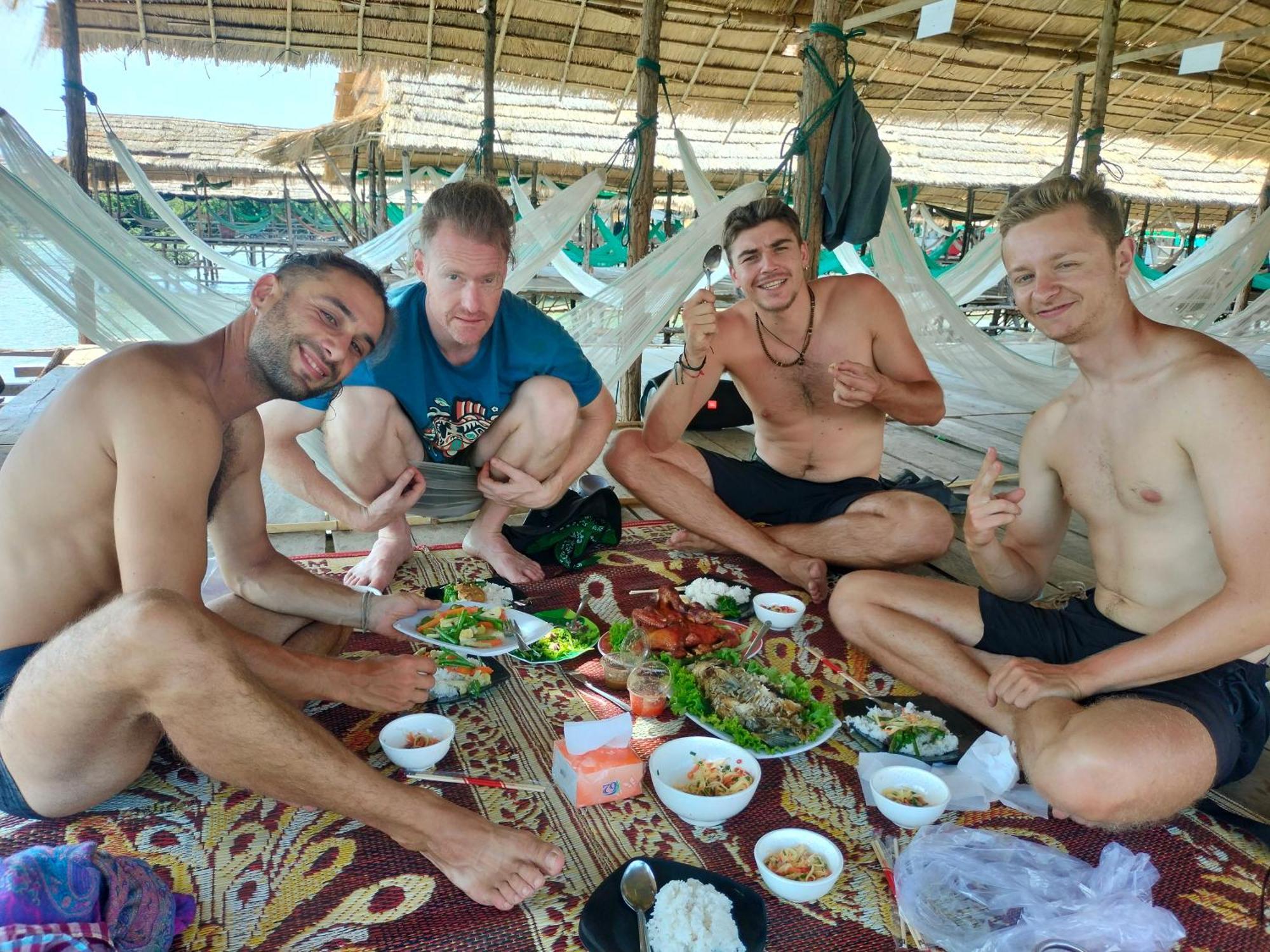 Dolphin Home Stay New Kratié Esterno foto